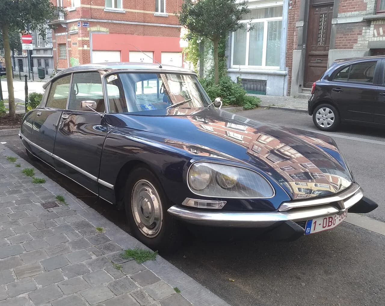Midnight-blue Citroën DS 21 Pallas on a city street